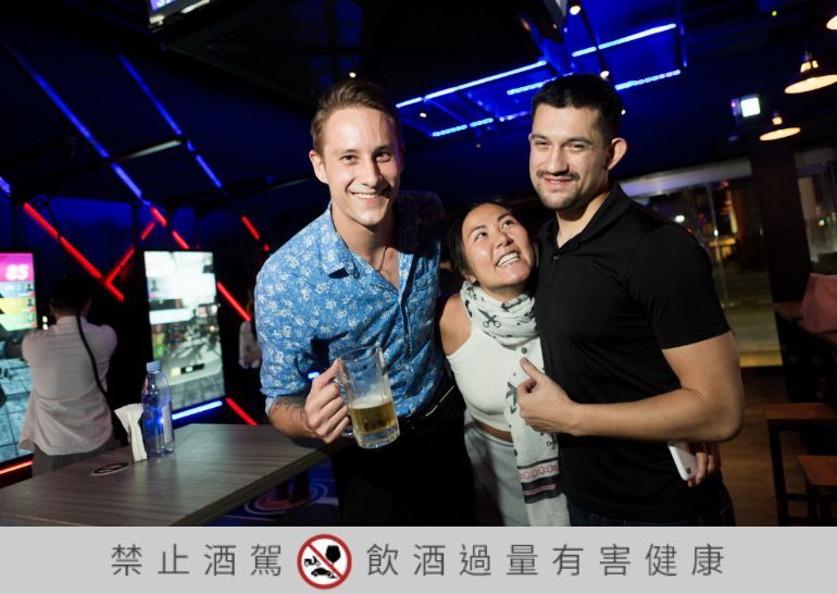 有喝又有玩!【BOX Taipei】全球首間結合VR遊戲的酒吧開幕啦!酒GQ瀟灑男人網