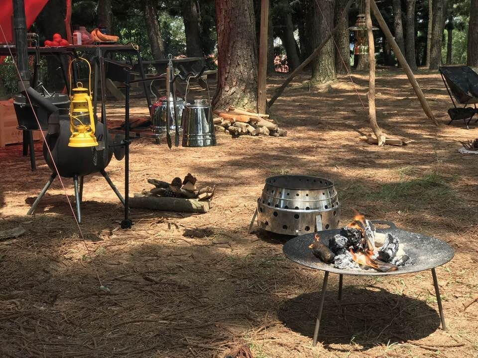 專家教你做4道野地料理,會升營火有鑄鐵鍋,就能料理出一整桌!