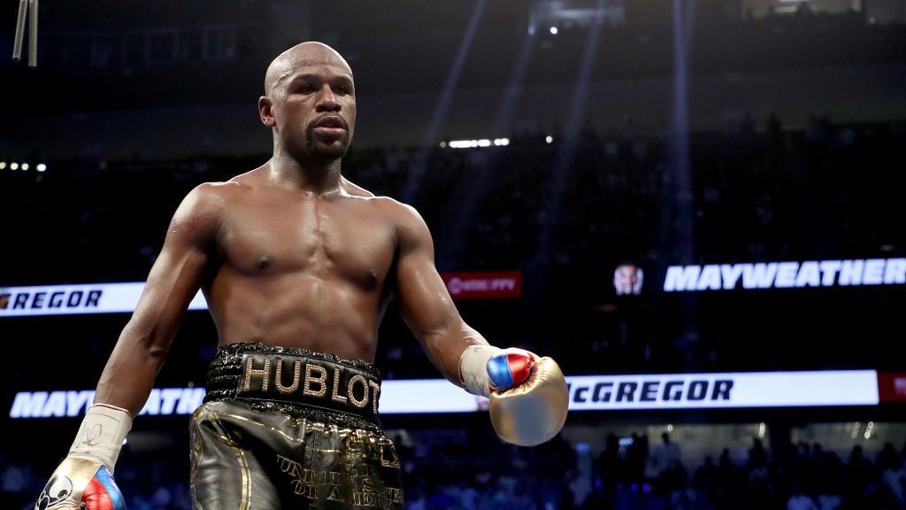 LAS VEGAS NV AUGUST 26 Floyd Mayweather Jr. walks to his corner while taking on Conor McGregor during their super...