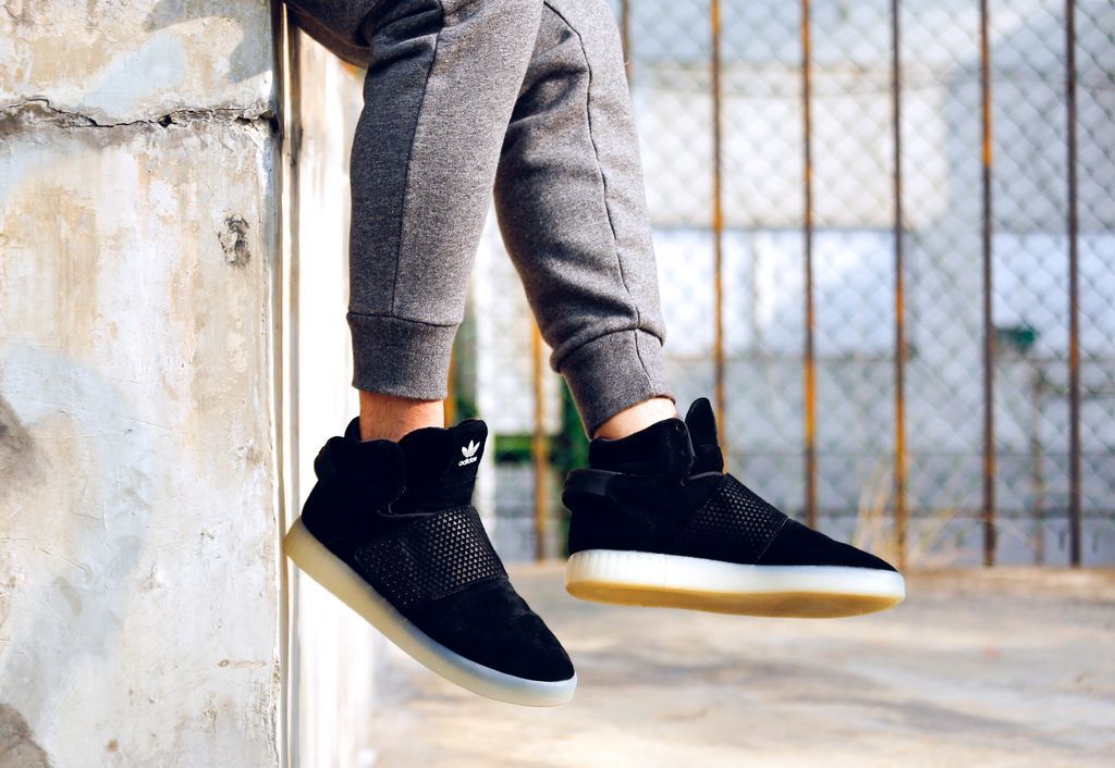 集「黑」、「高筒」與「YEEZY 750」於一身! adidas Originals鞋迷的新選擇就是這一款!潮流新聞GQ瀟灑男人網