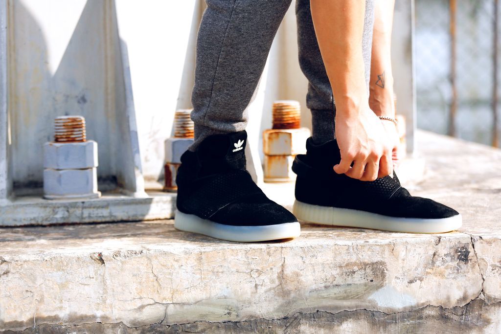 集「黑」、「高筒」與「YEEZY 750」於一身! adidas Originals鞋迷的新選擇就是這一款!潮流新聞GQ瀟灑男人網