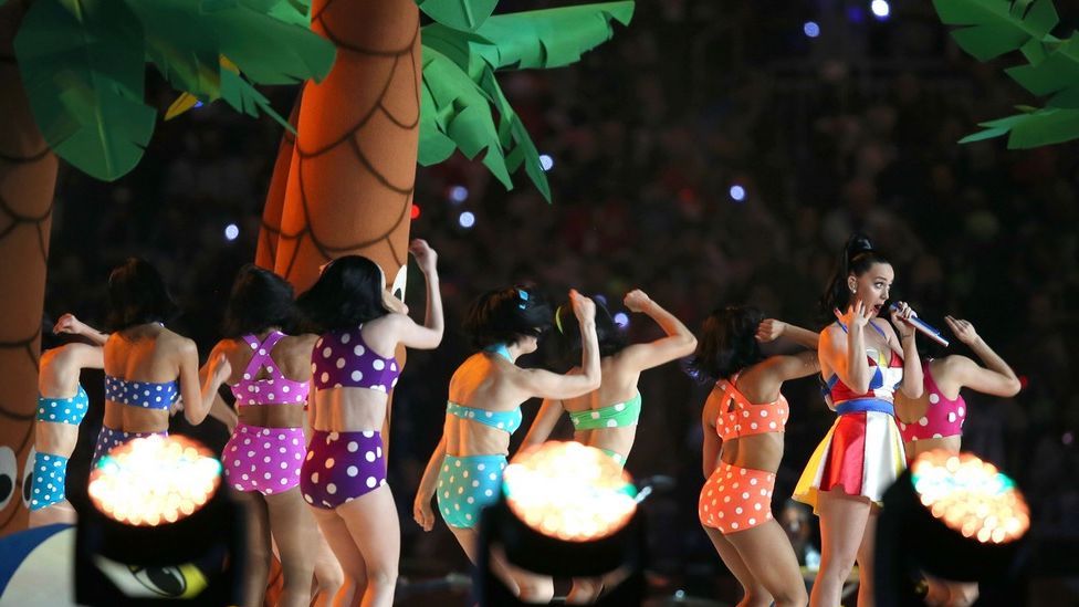 凱蒂佩芮Katy Perry超級盃中場秀 騎大金獅霸氣出場影視明星GQ瀟灑男人網
