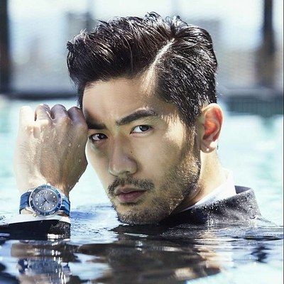2018 年 11月高以翔再度與GQ Taiwan 合作,並化身 007 詹姆斯龐德身穿全套西裝下水中拍攝大片。