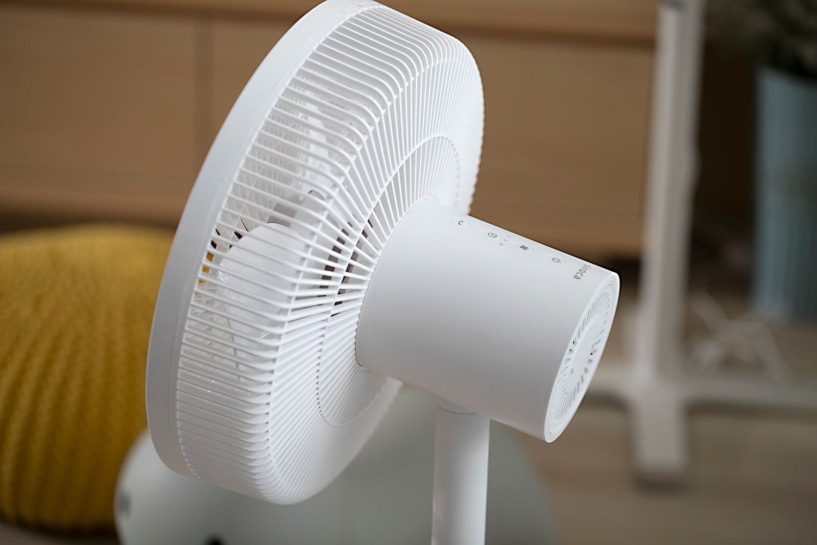 夏天的必備家電當然要選最好看的!除了Dyson以外還有「這九款造型風扇」好看又好用!