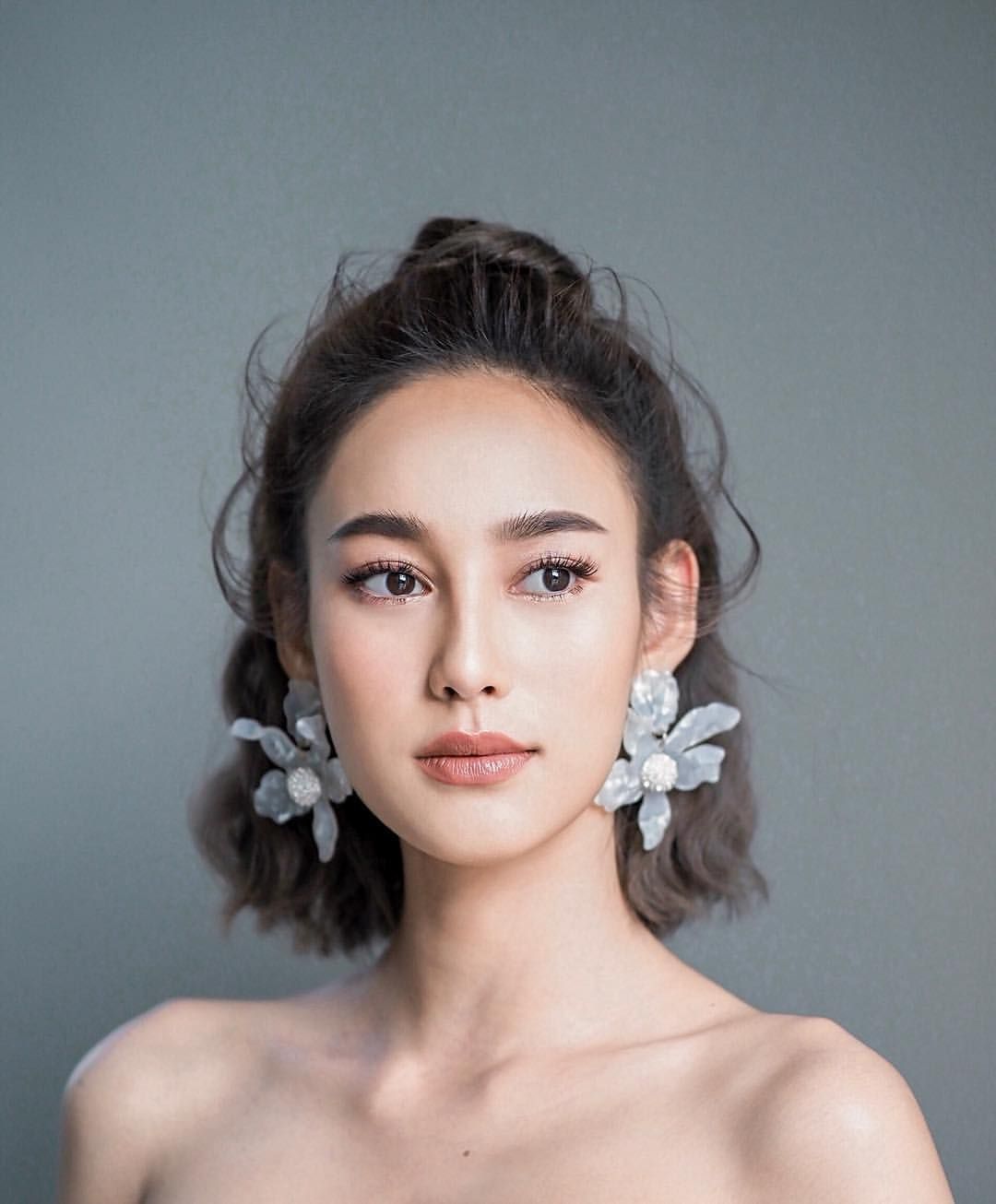 又柔又辣的美顏!「新生代泰劇女神」Tisanart Sornsuek 令人捨不得轉台!