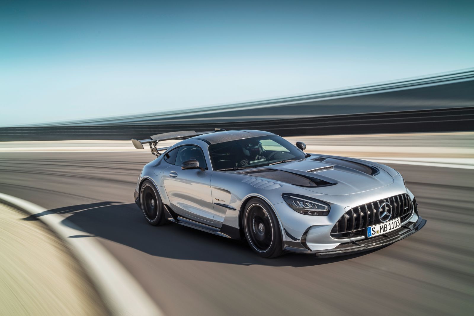 AMG GT Black Series 披上源自賽車的武裝,釋放出驚人氣勢。