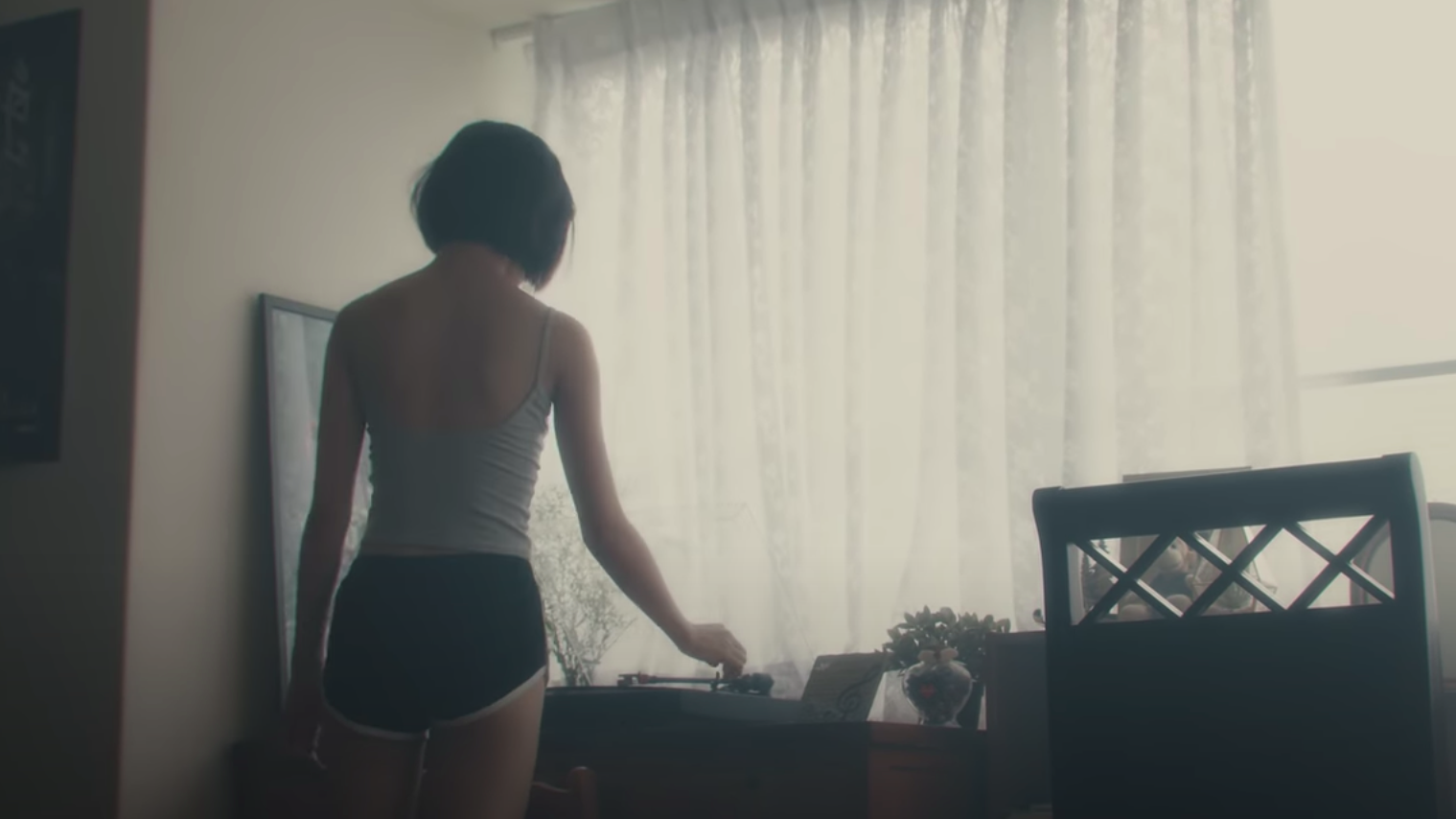瘦子 E.SO 新歌 MV 女主角是她!林映彤「小背心真理褲」清純感氣質立馬成為熱門關鍵字!