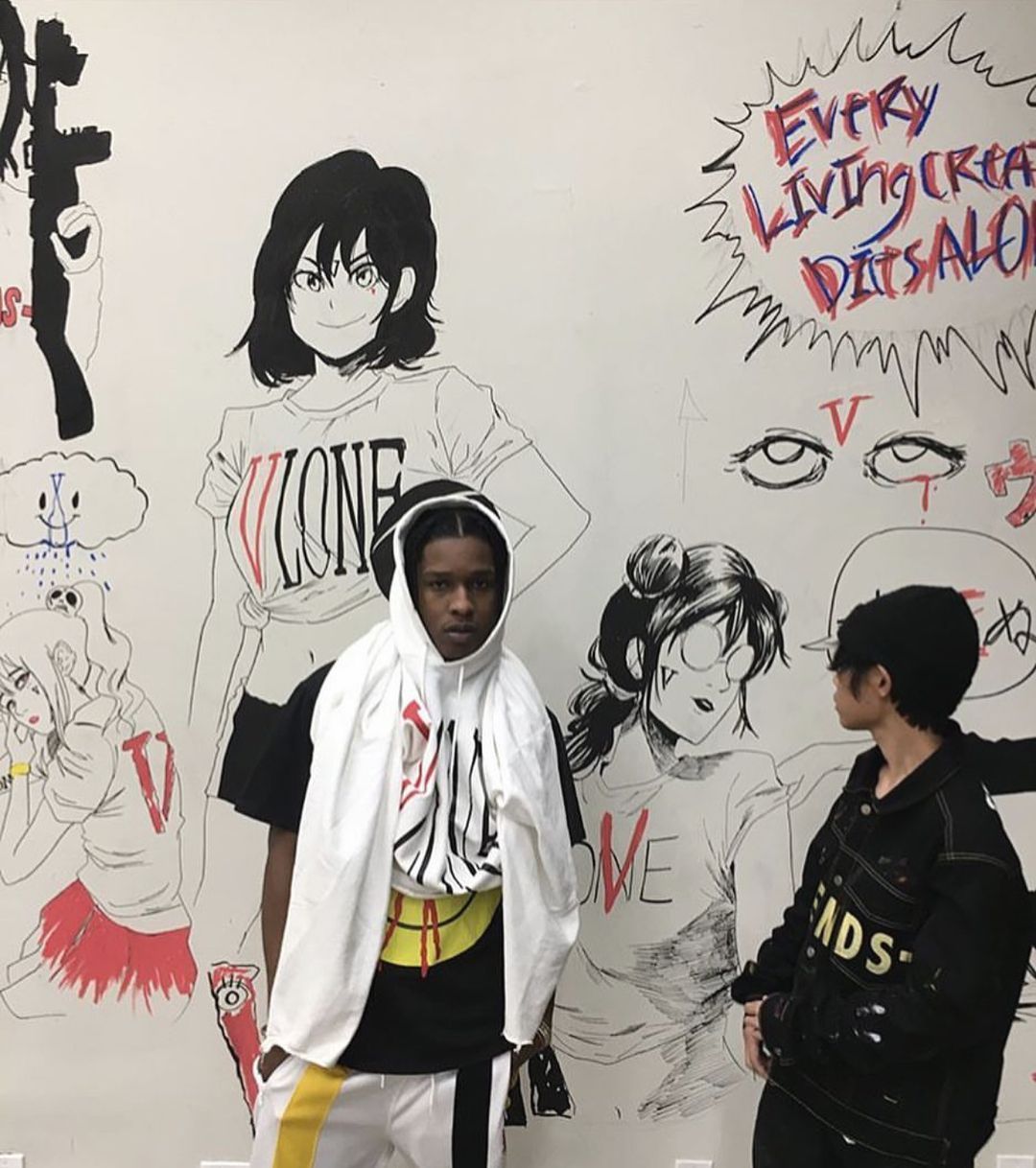 AAP Rocky 與 Jun Inagawa 在 Jun 為 Vlone popup store 創作的塗鴉牆前合影