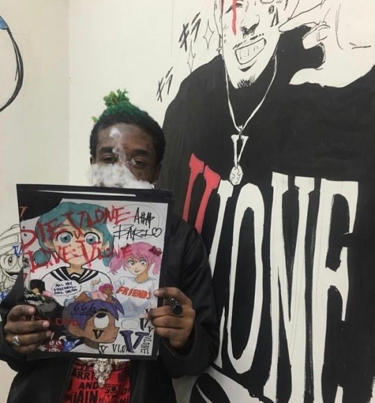 Lil Uzi Vert 拿著 Jun Inagawa 為他創作的畫