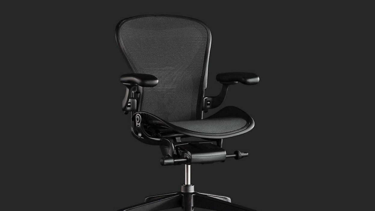 黑魂精品電競椅!Herman Miller 推出電競版全黑 Aeron Chair!