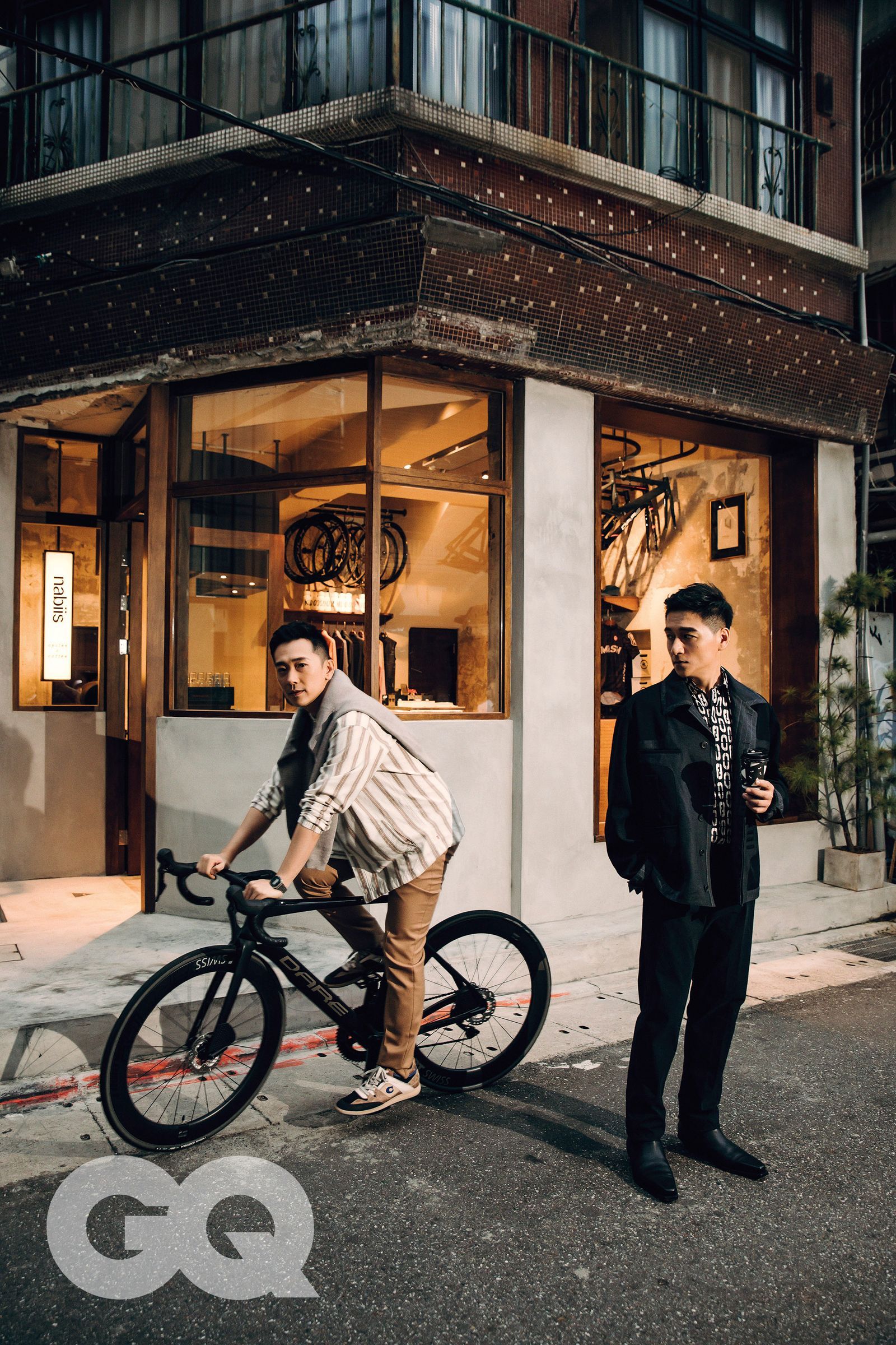 施名帥著Levi's咖啡色條紋圖騰襯衫。AllSaints灰色毛衣。Boss卡其色西裝褲。Coach圖騰休閒鞋。 鄭人碩著黑色線條外套;圖騰襯衫;黑色西裝褲,都是Fendi。Bottega Veneta尖頭矮跟靴。 場地提供:Nabiis