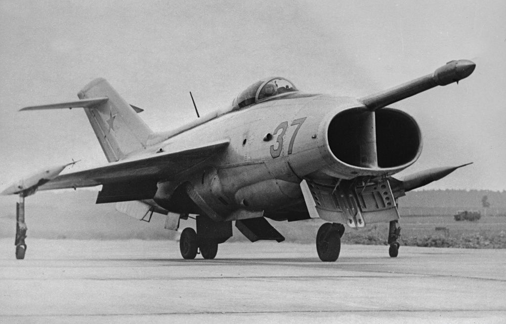 Yak36 從前方直接吸氣,經過引擎處理後,於機腹朝下噴射以垂直推升機身。