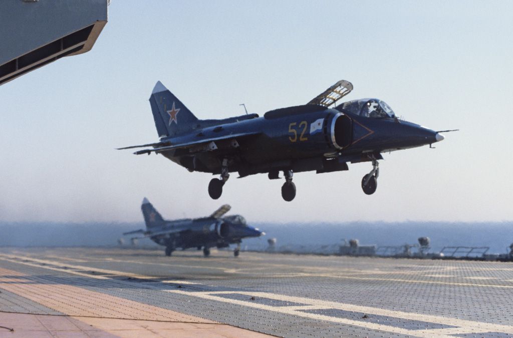 Yak38 曾被賦予厚望,不過由實用性不足,因此又被稱為「船桅守護者」,意指只能在船艦附近飛行。
