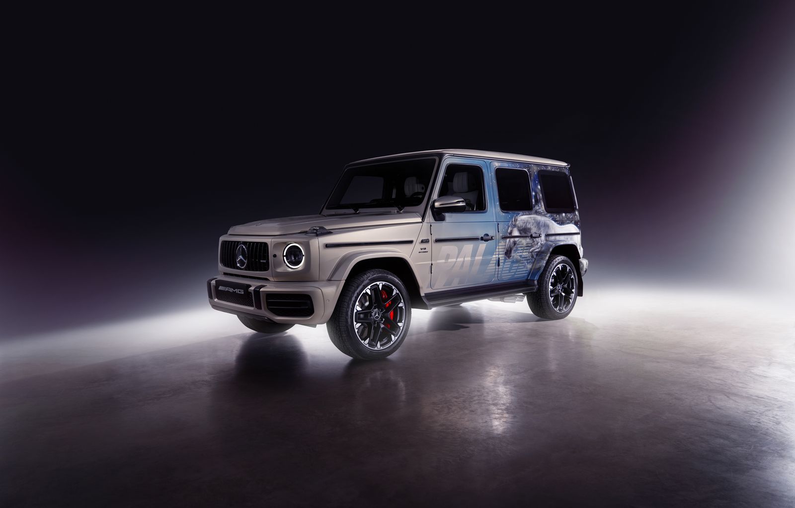 性能怪獸遇上潮牌金童 Palace與Mercedes AMG推出聯名系列