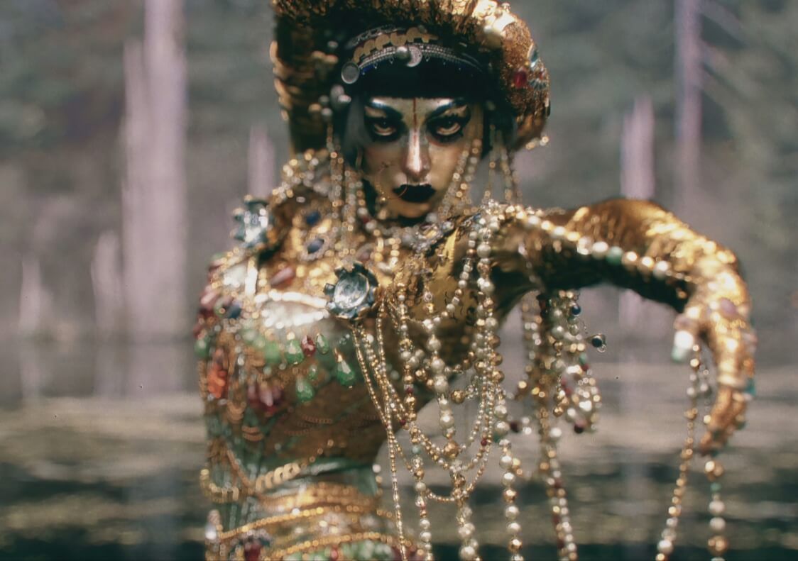 Lisa 萬聖節裝扮「吉巴羅」源於《愛x死x機器人》第三季話題篇章,魅惑女妖 3 大隱喻全解析!