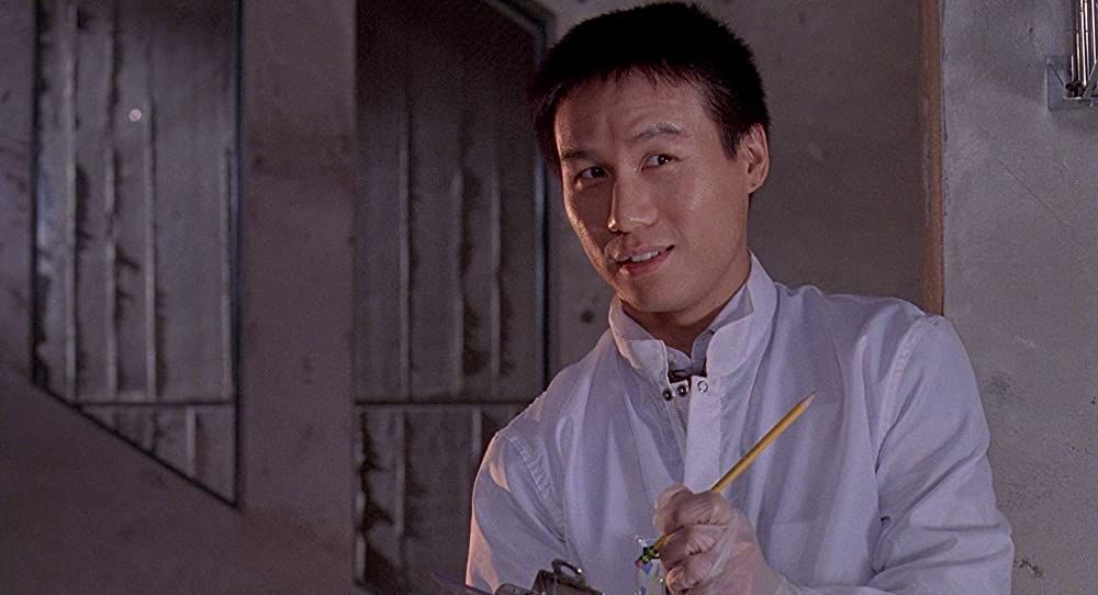 亨利吳博士在原著中其實最後也被迅猛龍吃掉了,但電影中則改為他早已在災前就搭船去避風暴,並於續作《侏羅紀世界》系列中擔任重要關鍵角色。
