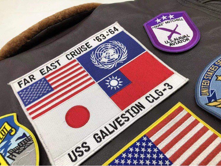 《捍衛戰士》系列電影中出現的 USS Galveston Far East Cruise 634 紀念章,在許多地區都引起了討論,於台灣也出現了微幅調整的重製版本。