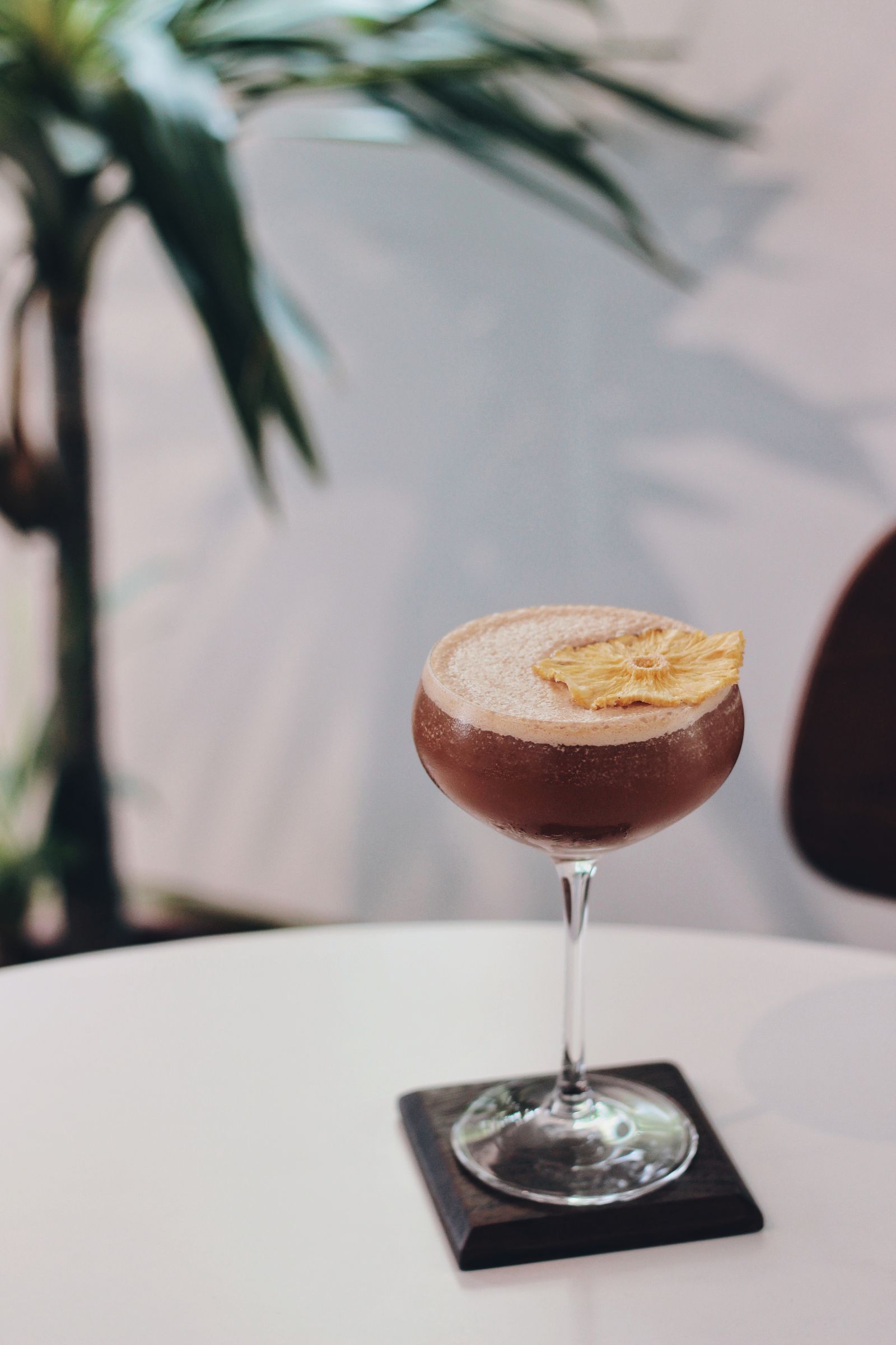 港邊大路上的島夏風情!「Akau Coffee 猻物咖啡」結合藝術、咖啡、老派精神,享受南台灣的獨特魅力!