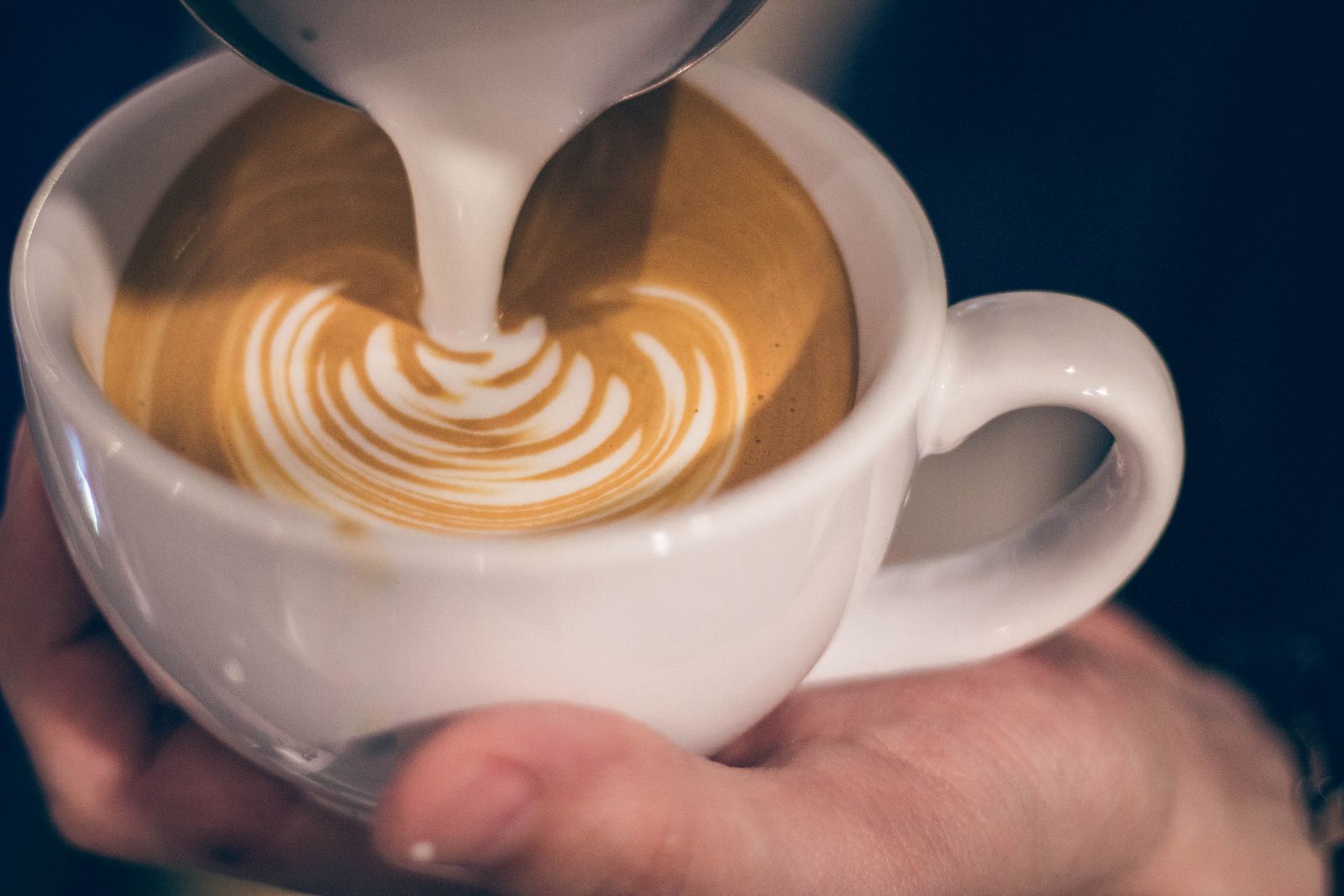 港邊大路上的島夏風情!「Akau Coffee 猻物咖啡」結合藝術、咖啡、老派精神,享受南台灣的獨特魅力!