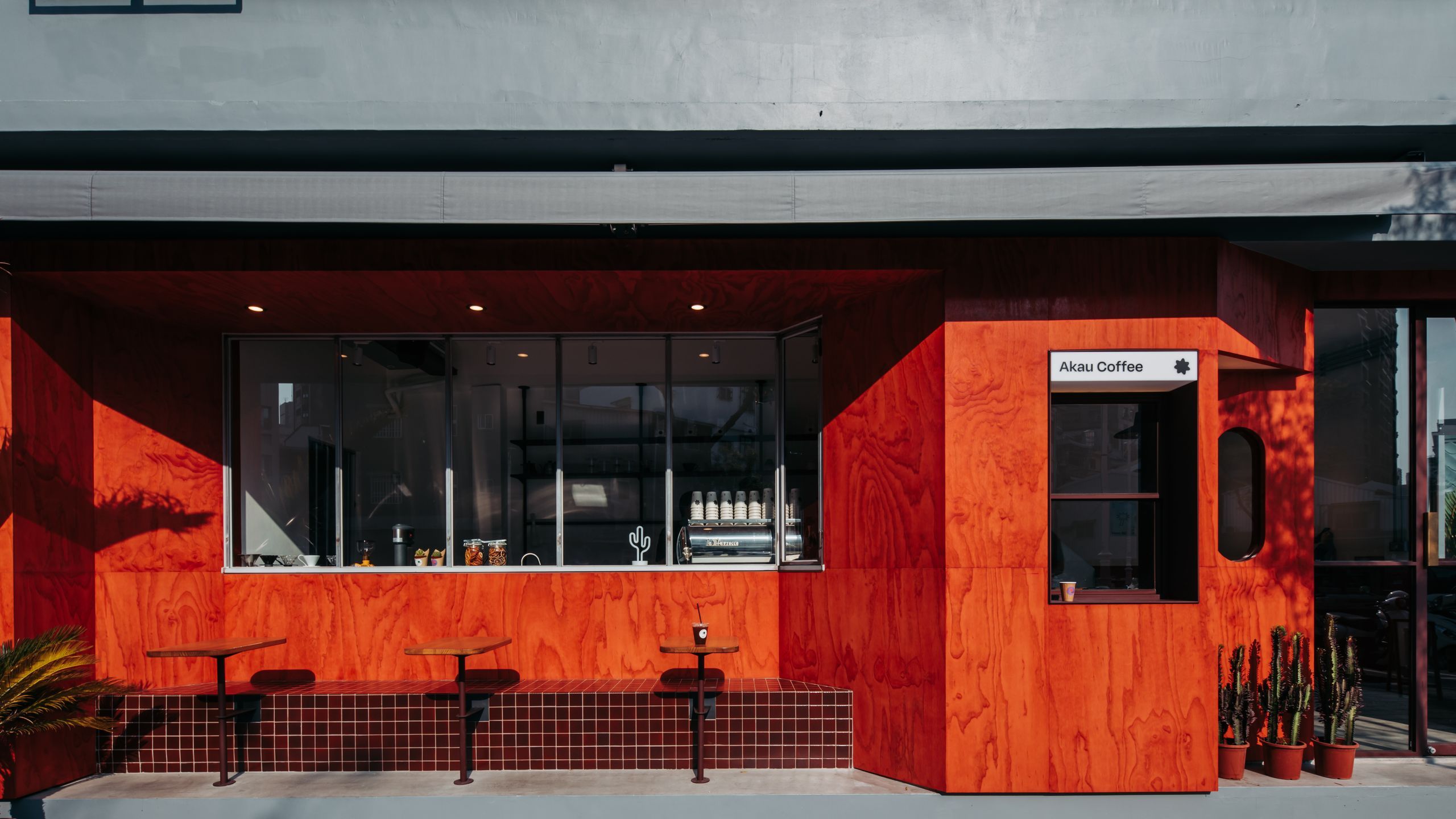 港邊大路上的島夏風情!「Akau Coffee 猻物咖啡」結合藝術、咖啡、老派精神,享受南台灣的獨特魅力!
