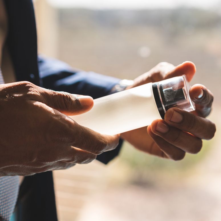Hombre con botella de perfume que más tiempo dura