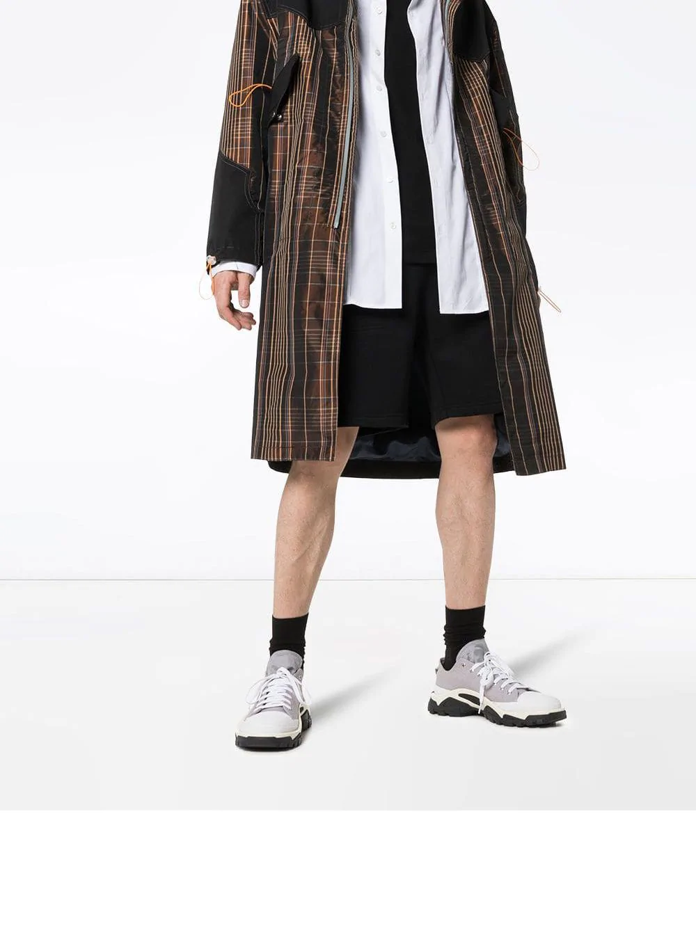 【GQ Shopping Guide】比黑鞋耐看、比白鞋不怕髒!精選 15 雙「灰色球鞋」購物推薦,什麼都能搭超實穿!