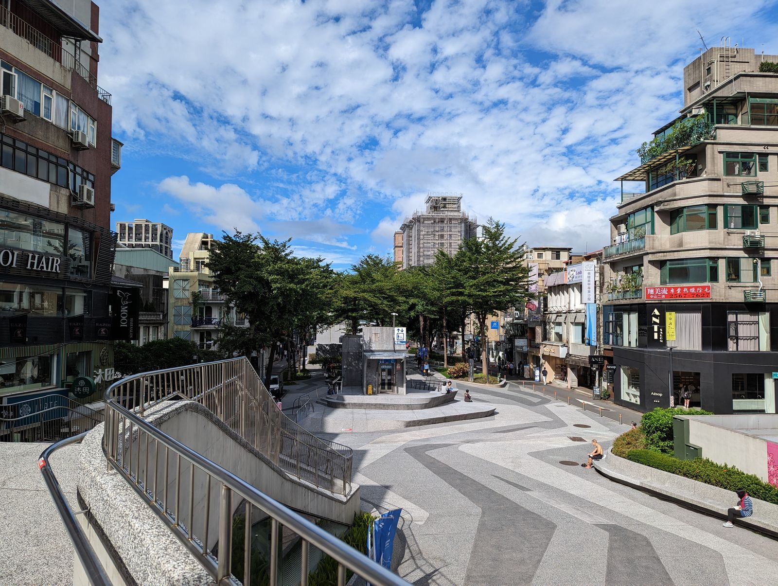 無濾鏡的Pixel 7 Pro在戶外飽和度高,接近韓國品牌的手機,就看你喜歡哪種方格。