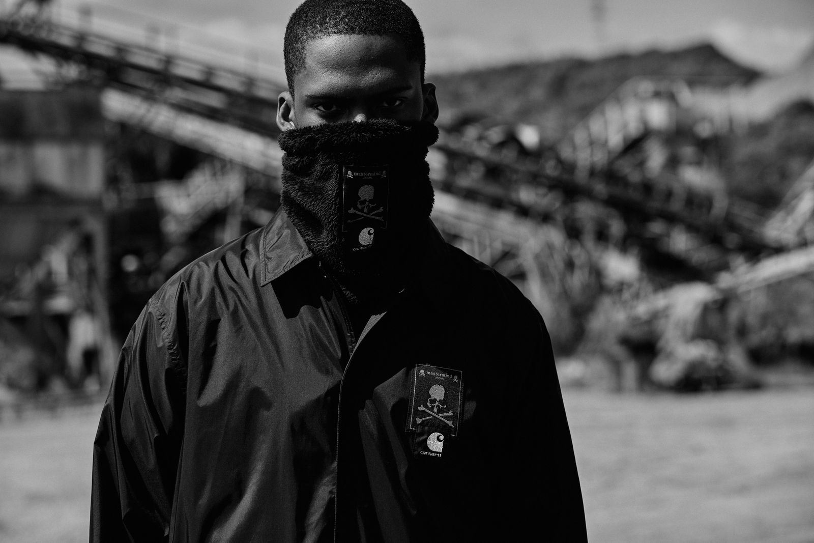 低調極簡工裝融合暗黑潮流文化!Carhartt WIP 與 mastermind JAPAN 聯名系列正式推出