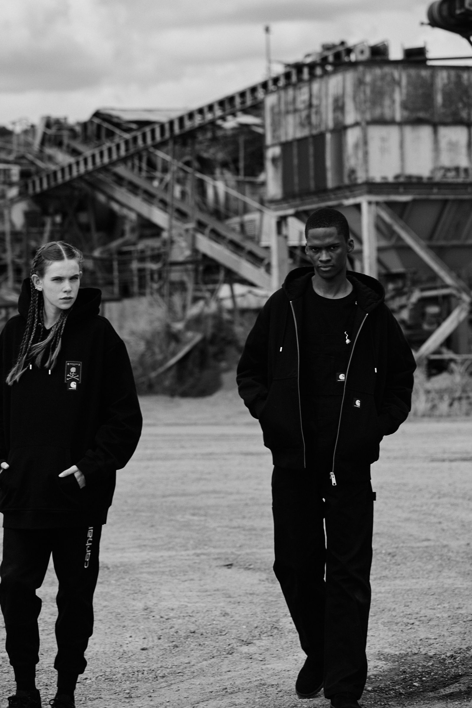 低調極簡工裝融合暗黑潮流文化!Carhartt WIP 與 mastermind JAPAN 聯名系列正式推出