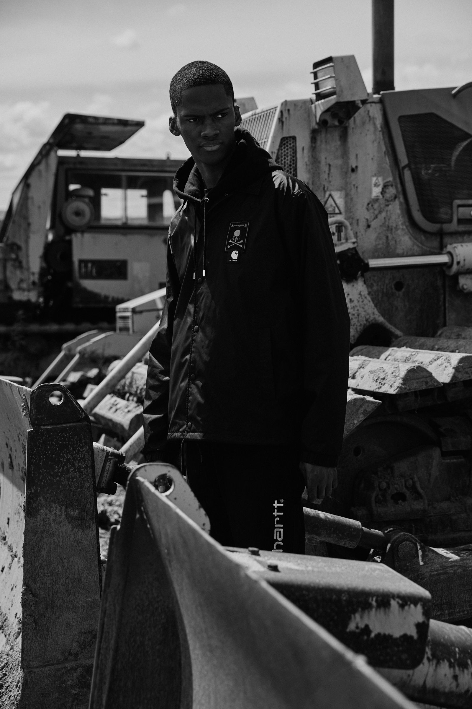 低調極簡工裝融合暗黑潮流文化!Carhartt WIP 與 mastermind JAPAN 聯名系列正式推出