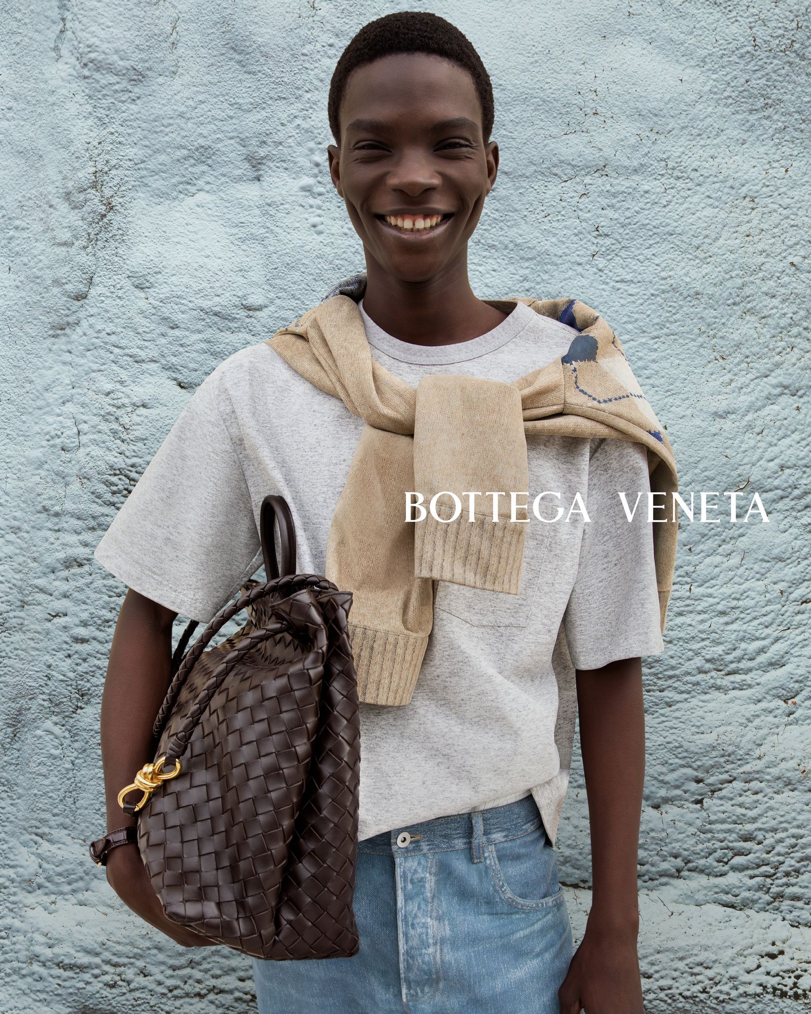 大包回歸時尚本位!黃銅立體繩結、小編織細節,Bottega Veneta本季新款托特包Andiamo率性登場!