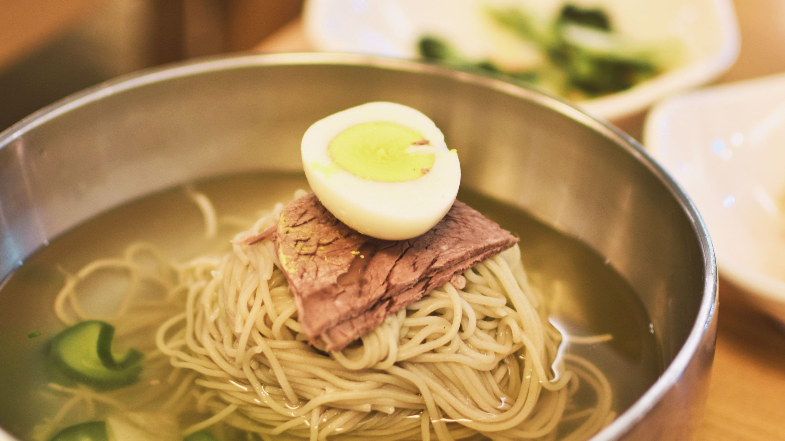 韓國吃什麼?牛骨湯頭配上嚼勁蕎麥麵體,4間首爾必吃道地「平壤冷麵」吃進爽口與濃郁並存的美味!