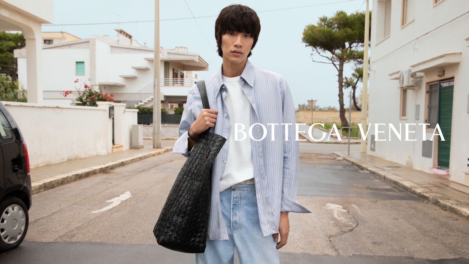 托特包實用又百搭!俐落廓形、編織細節,Bottega Veneta 新款 Intrecciato 托特包,簡單上肩時髦有型!