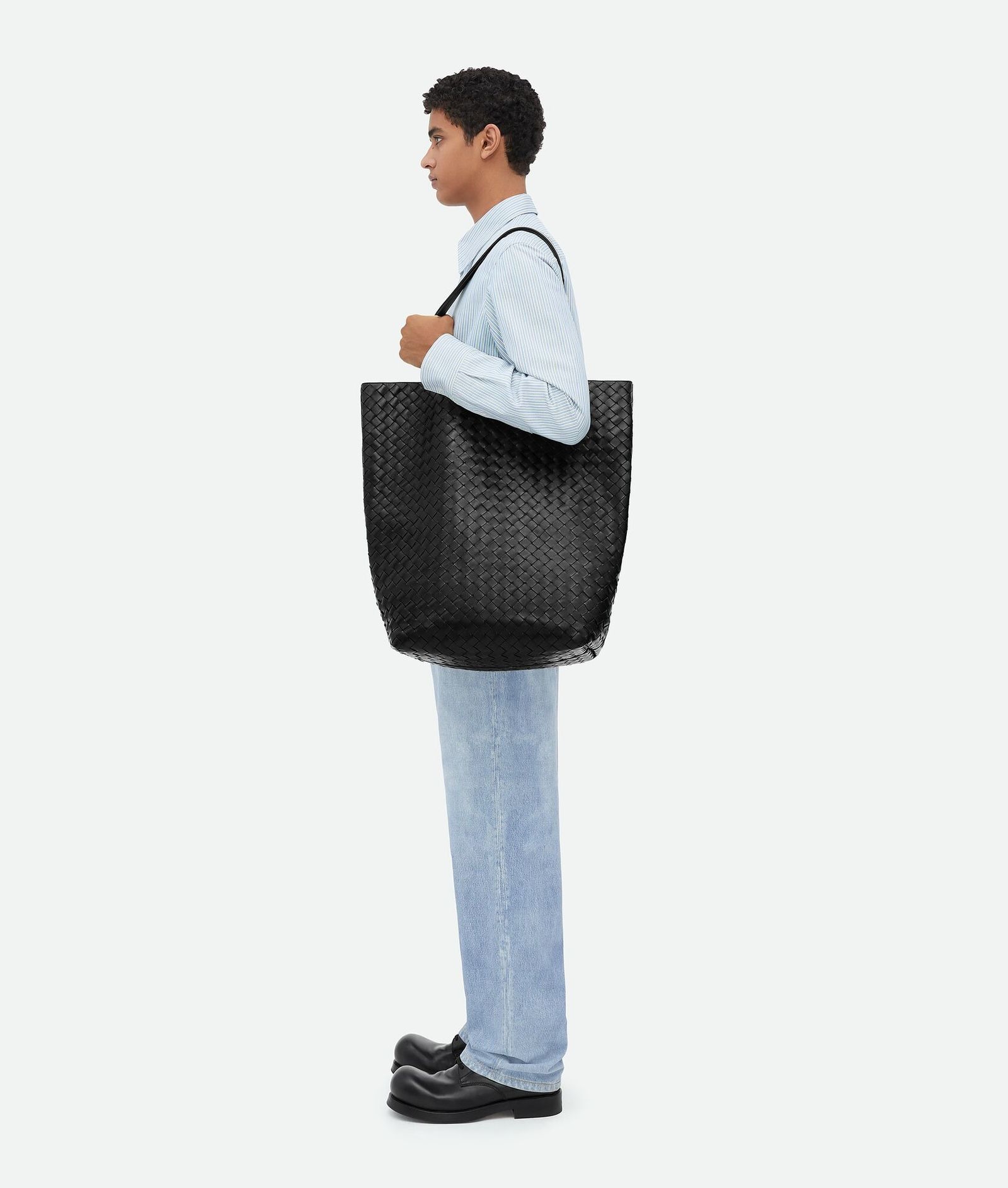 托特包實用又百搭!俐落廓形、編織細節,Bottega Veneta 新款 Intrecciato 托特包,簡單上肩時髦有型!