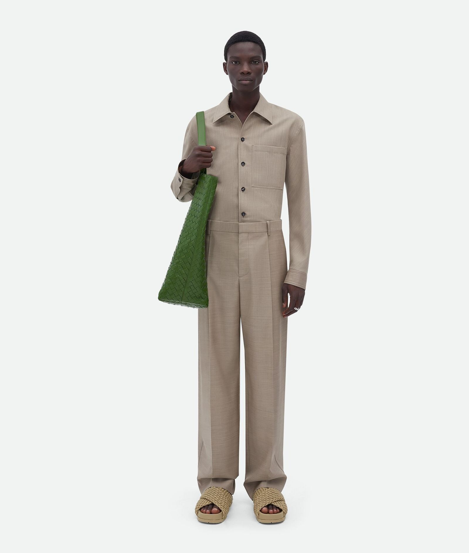 托特包實用又百搭!俐落廓形、編織細節,Bottega Veneta 新款 Intrecciato 托特包,簡單上肩時髦有型!