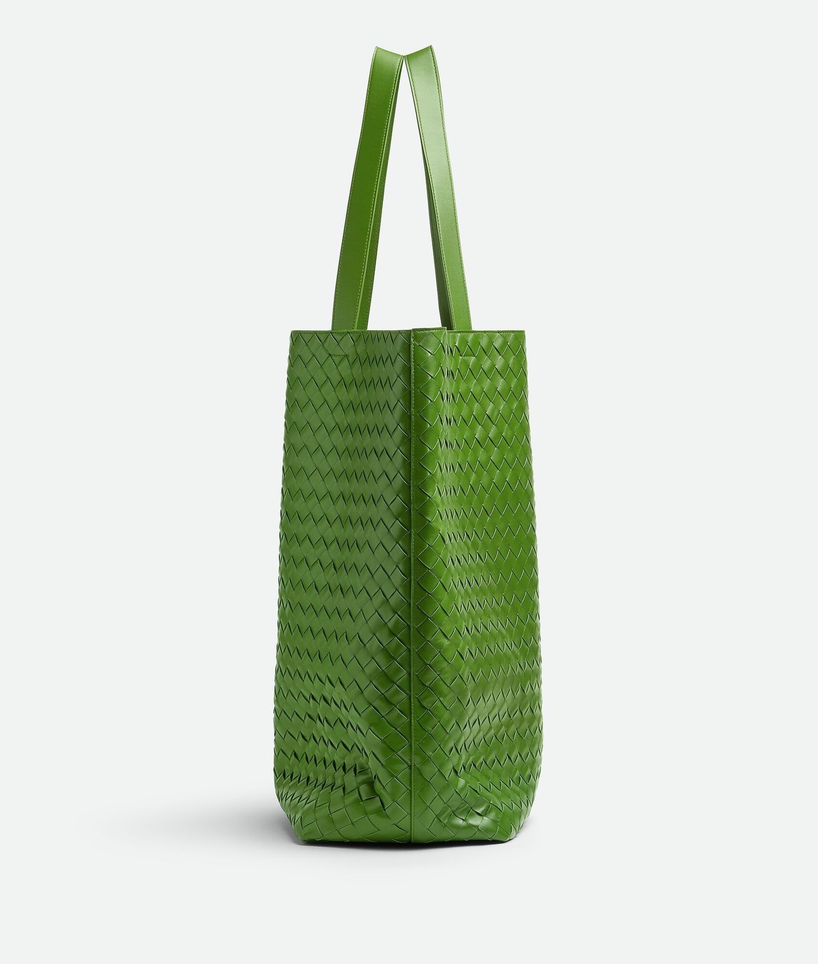 托特包實用又百搭!俐落廓形、編織細節,Bottega Veneta 新款 Intrecciato 托特包,簡單上肩時髦有型!