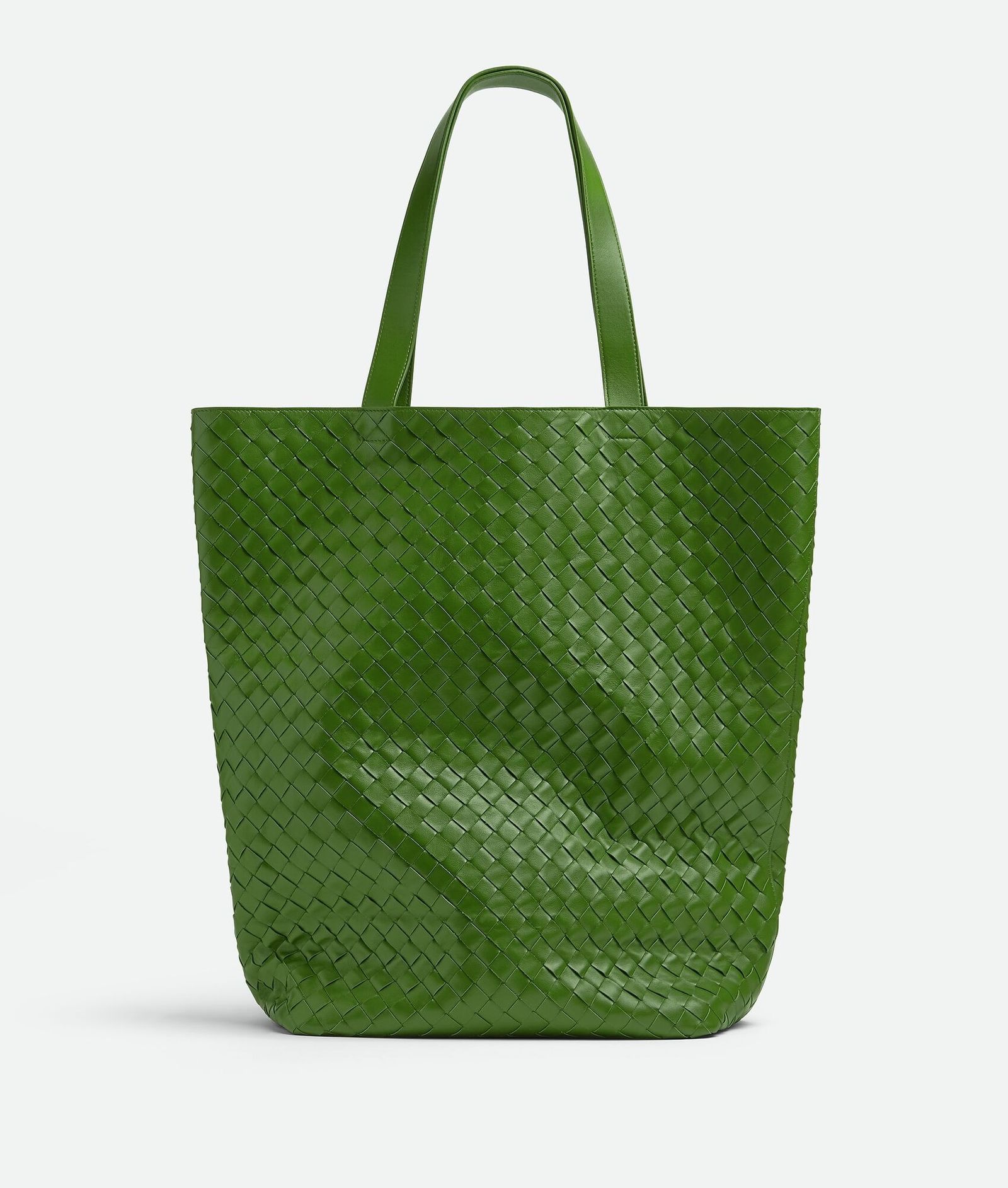 托特包實用又百搭!俐落廓形、編織細節,Bottega Veneta 新款 Intrecciato 托特包,簡單上肩時髦有型!