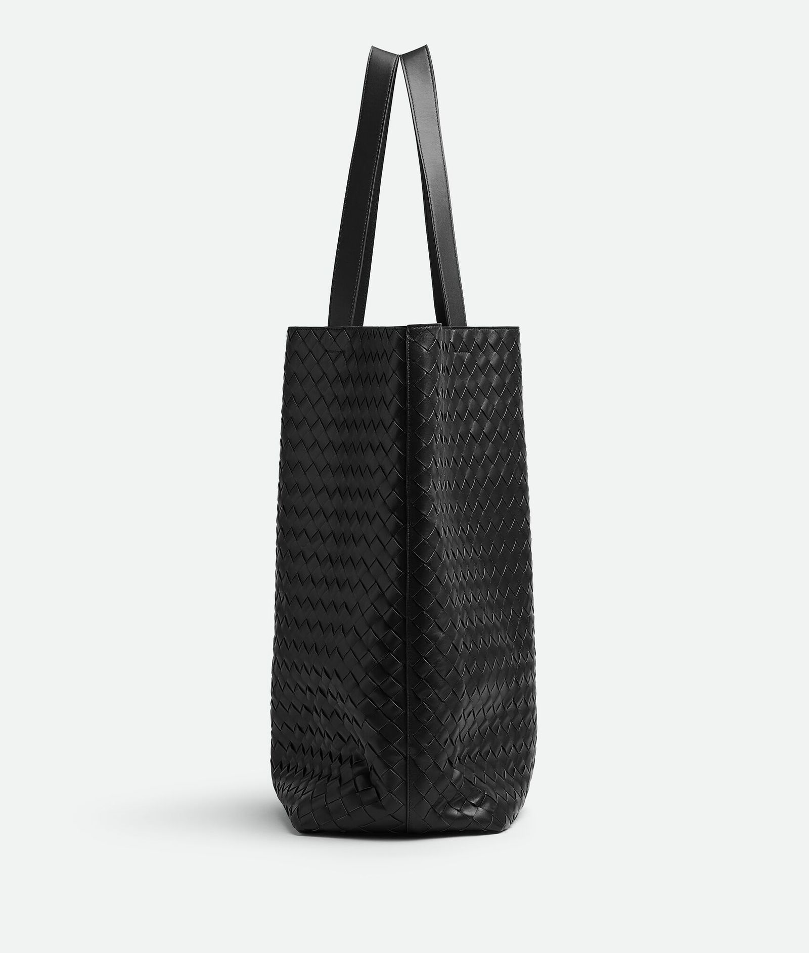 托特包實用又百搭!俐落廓形、編織細節,Bottega Veneta 新款 Intrecciato 托特包,簡單上肩時髦有型!
