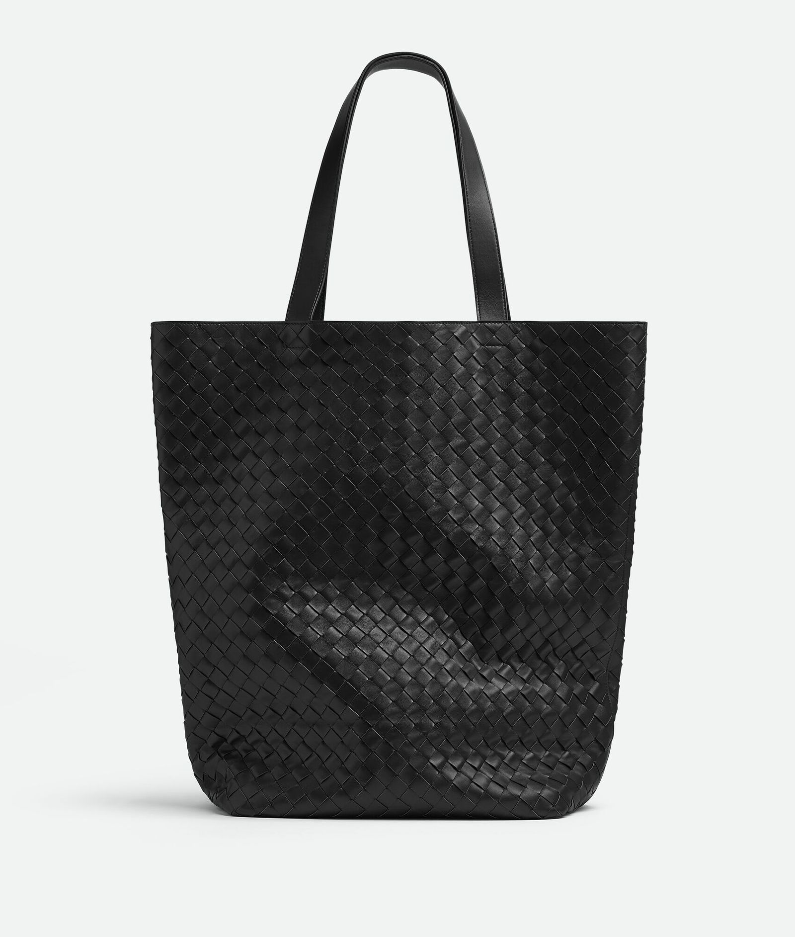 托特包實用又百搭!俐落廓形、編織細節,Bottega Veneta 新款 Intrecciato 托特包,簡單上肩時髦有型!