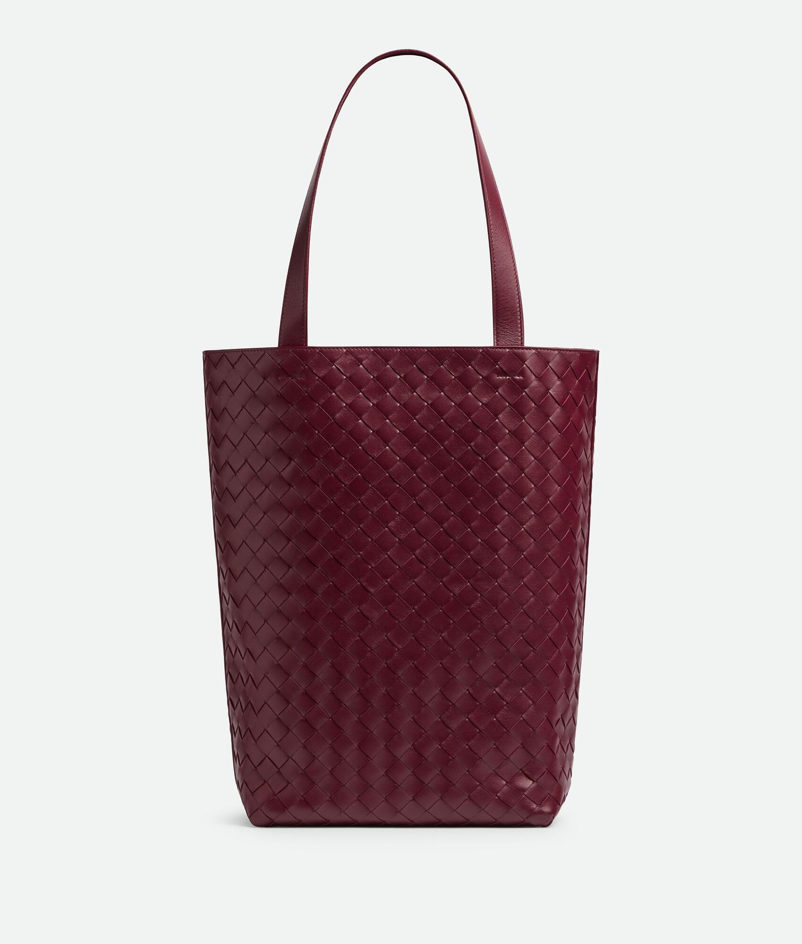 托特包實用又百搭!俐落廓形、編織細節,Bottega Veneta 新款 Intrecciato 托特包,簡單上肩時髦有型!