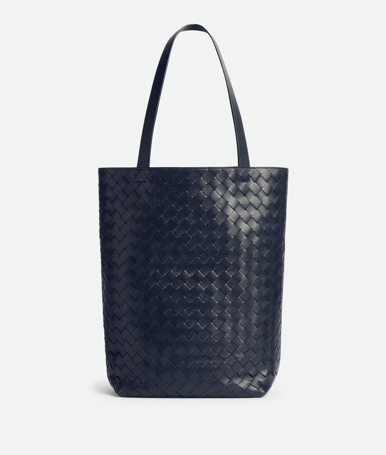 托特包實用又百搭!俐落廓形、編織細節,Bottega Veneta 新款 Intrecciato 托特包,簡單上肩時髦有型!