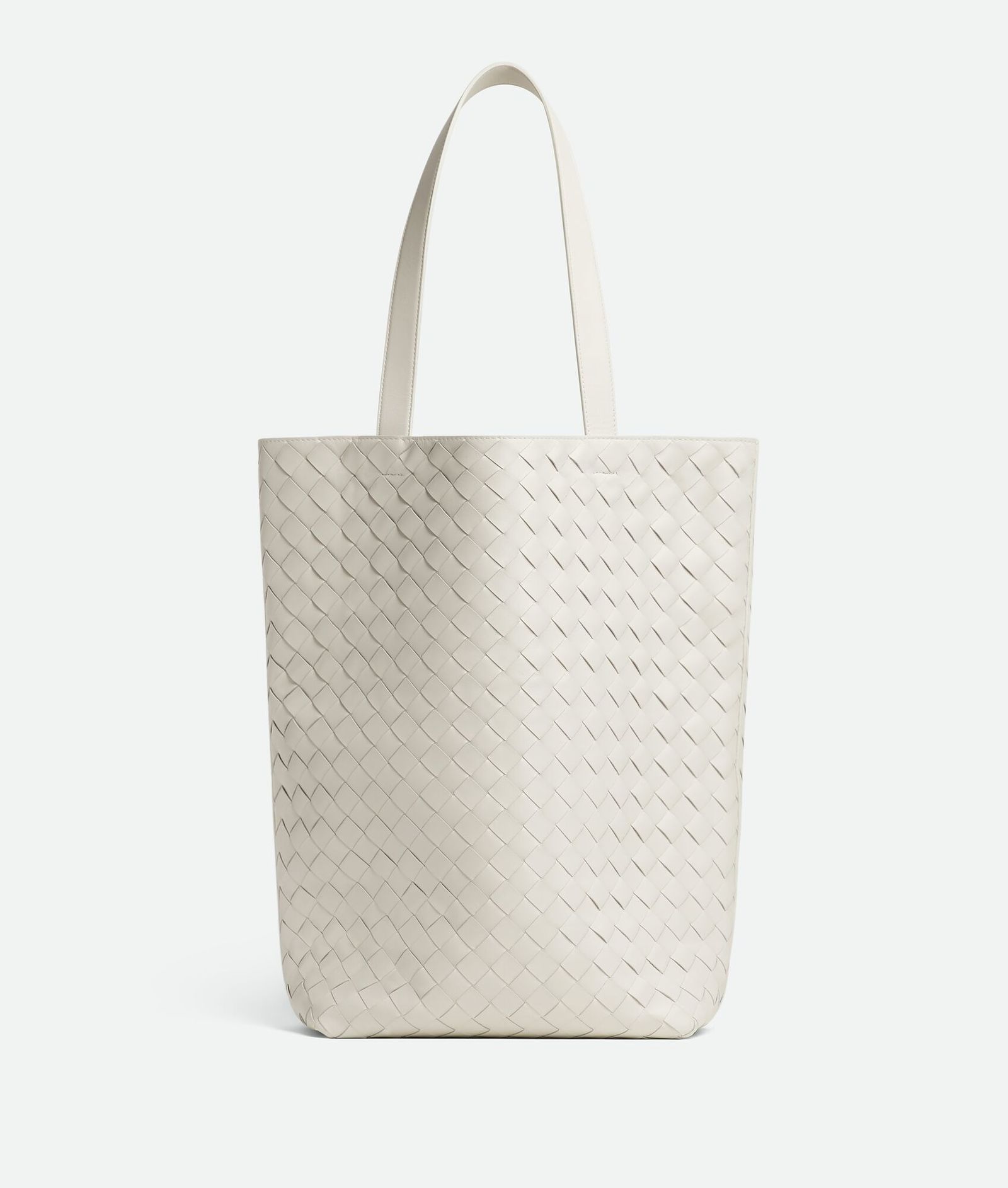 托特包實用又百搭!俐落廓形、編織細節,Bottega Veneta 新款 Intrecciato 托特包,簡單上肩時髦有型!