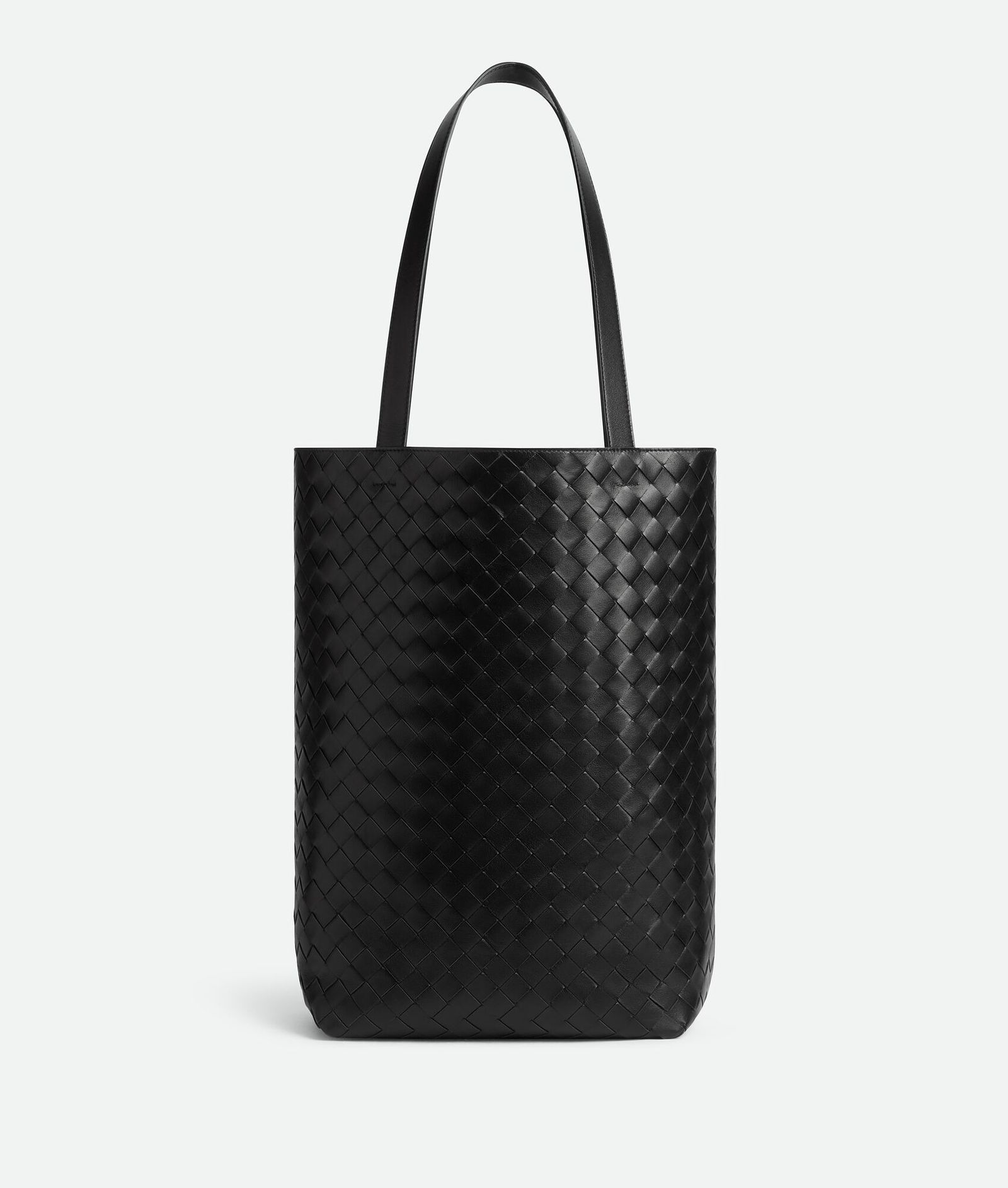 托特包實用又百搭!俐落廓形、編織細節,Bottega Veneta 新款 Intrecciato 托特包,簡單上肩時髦有型!