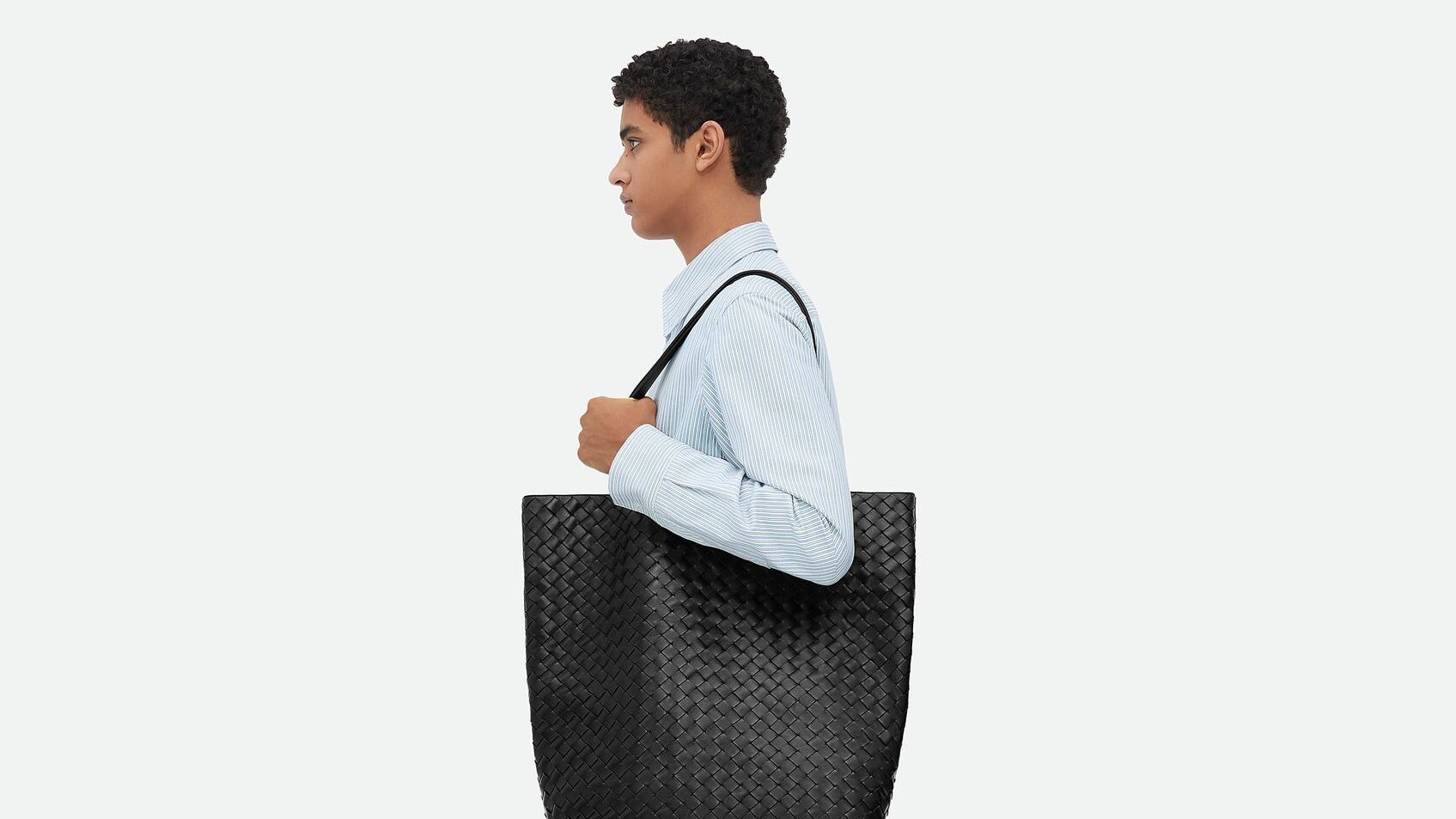 托特包實用又百搭!俐落廓形、編織細節,Bottega Veneta 新款 Intrecciato 托特包,簡單上肩時髦有型!