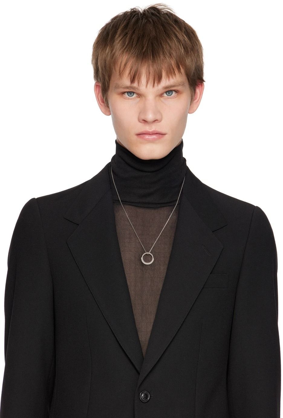 【SSENSE 新年特惠】男子飾品特輯:嚴選 12 款「個性項鍊」,從 MAISON MARGIELA 到巴黎品牌 A.P.C.,穿搭更加分!