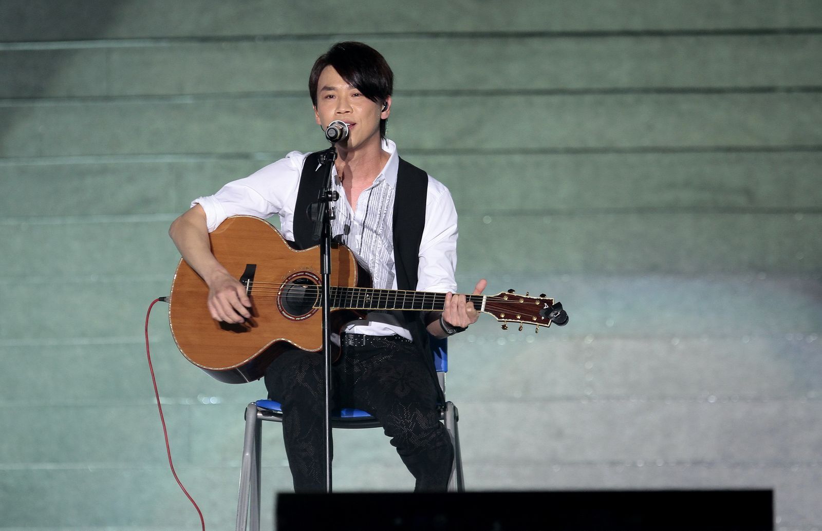 BEIJING CHINA SEPTEMBER 25 Chinese singer David Tao performs on stage during the first KoreaChinaJapan Joint Concert...