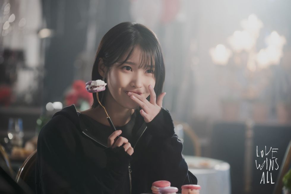 IU 成《2025 青龍獎》最新影后!真正的李知恩原來是這樣:和保鑣互動刷話題、人緣好到送咖啡車要排隊!