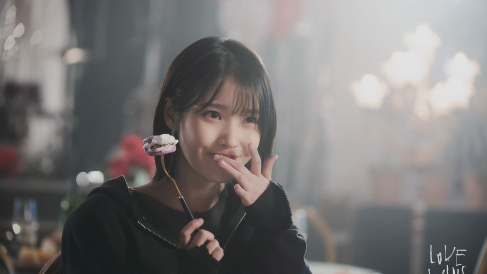 IU 成《2025 青龍獎》最新影后!真正的李知恩原來是這樣:和保鑣互動刷話題、人緣好到送咖啡車要排隊!