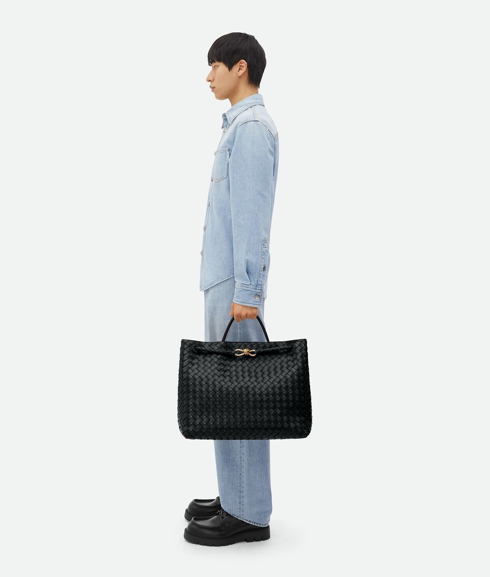 大包回歸時尚本位!黃銅立體繩結、小編織細節,Bottega Veneta本季新款托特包Andiamo率性登場!