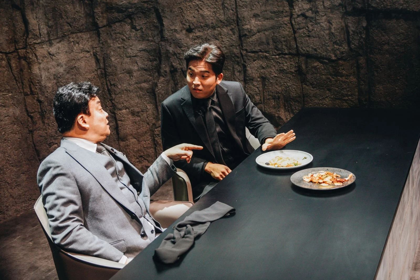 《黑白大廚2》評審「安成宰」強到你會怕:軍人出身、韓國唯一米其林三星主廚、獨家食譜「烤蒜泡麵」必嘗試!